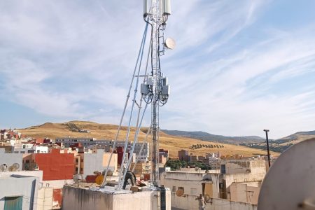 ساكنة حي السلام البحيرة بتازة تستنكر نصب لاقط هوائي ليلاً وتطالب السلطات بالتدخل الفوري لحماية الحق في الصحة والعيش الآمن